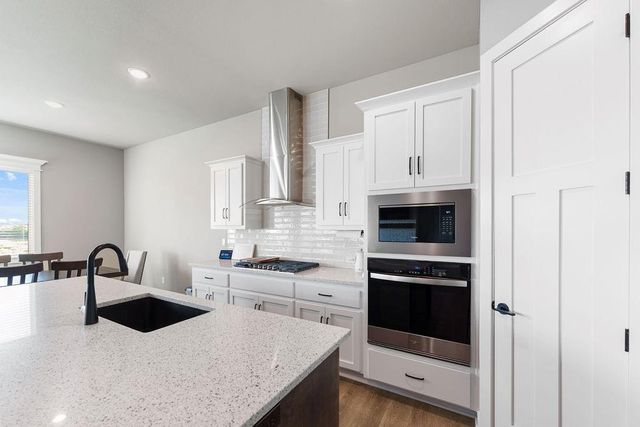 1544 N 162nd Circle, Basehor, KS 66007