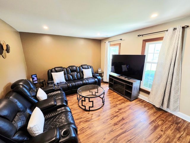 1294 Downing Street, Roselle, IL 60172