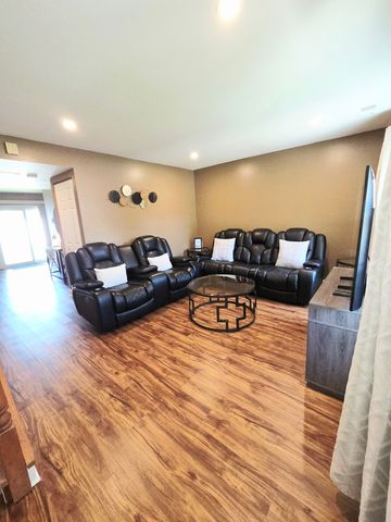 1294 Downing Street, Roselle, IL 60172