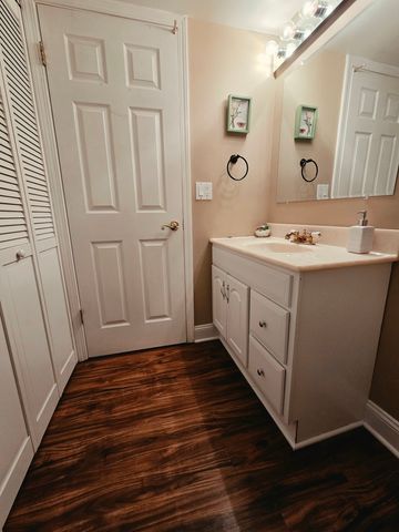 1294 Downing Street, Roselle, IL 60172