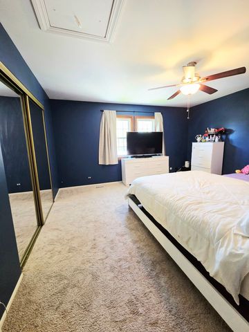 1294 Downing Street, Roselle, IL 60172