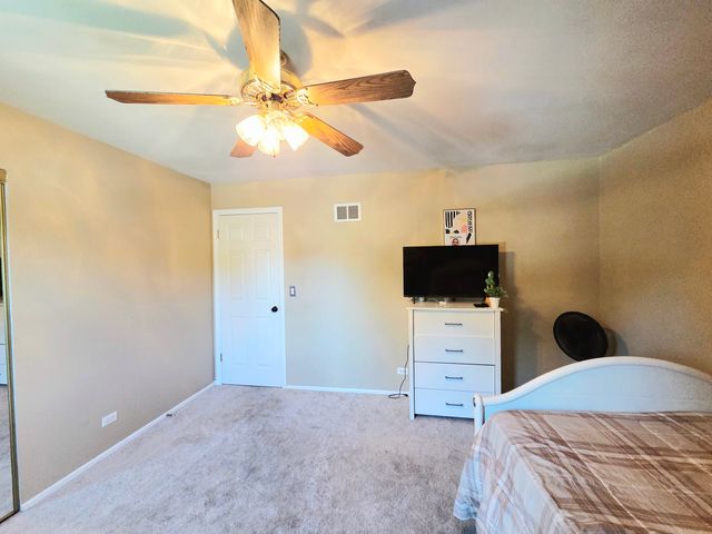 1294 Downing Street, Roselle, IL 60172
