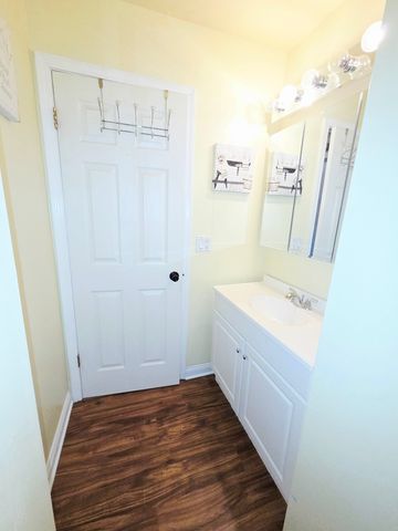 1294 Downing Street, Roselle, IL 60172
