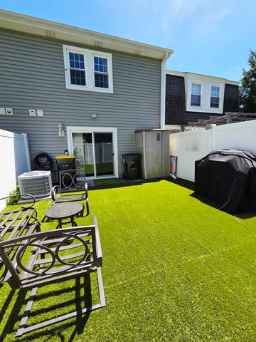 1294 Downing Street, Roselle, IL 60172