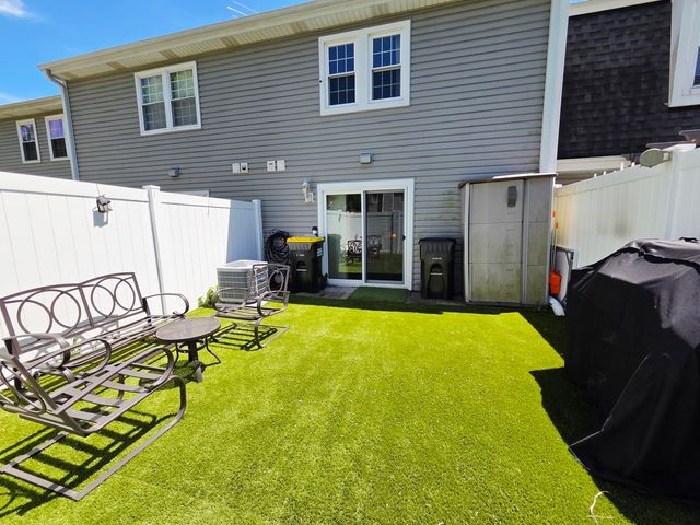 1294 Downing Street, Roselle, IL 60172