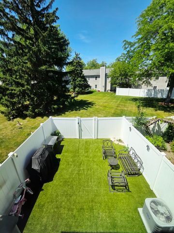 1294 Downing Street, Roselle, IL 60172