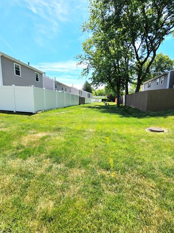 1294 Downing Street, Roselle, IL 60172