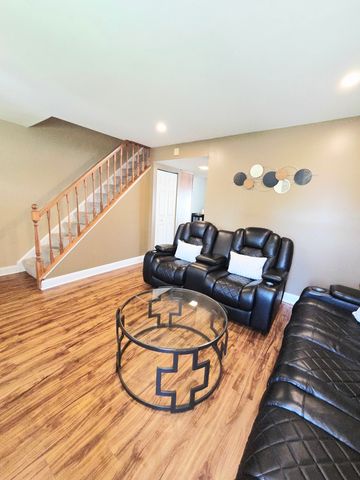 1294 Downing Street, Roselle, IL 60172