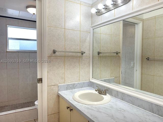 305 W 68th St 301, Hialeah, FL 33014