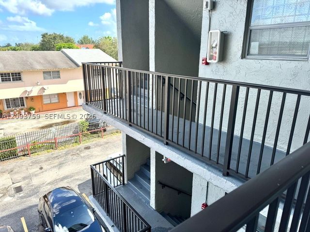 305 W 68th St 301, Hialeah, FL 33014