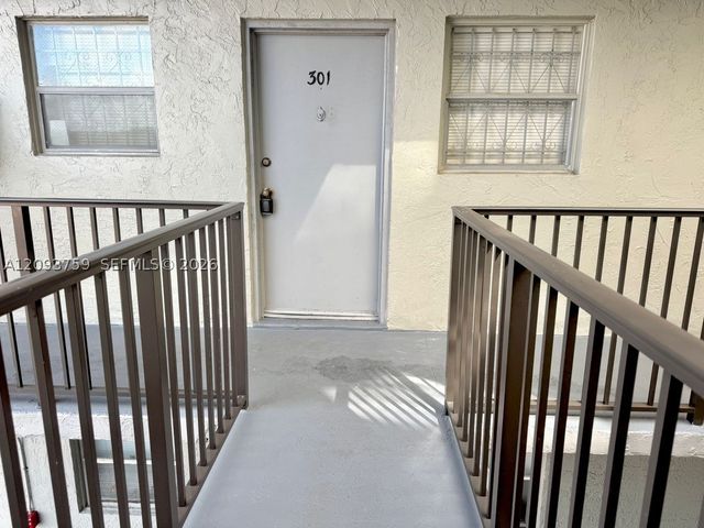 305 W 68th St 301, Hialeah, FL 33014