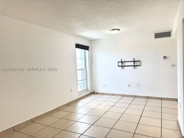 305 W 68th St 301, Hialeah, FL 33014