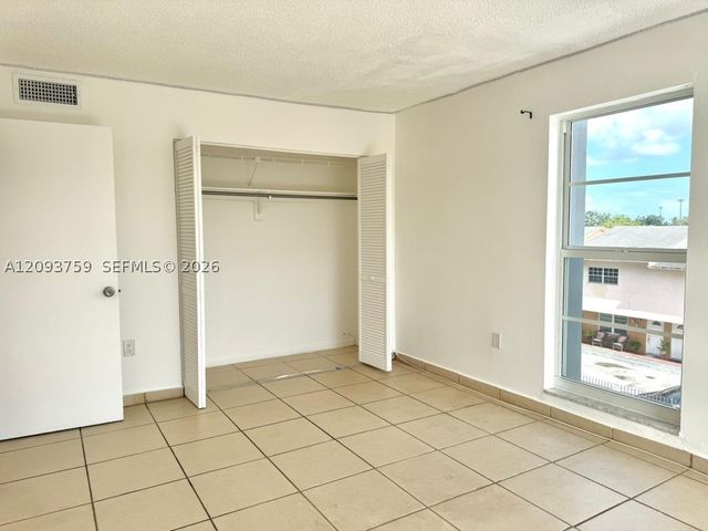 305 W 68th St 301, Hialeah, FL 33014