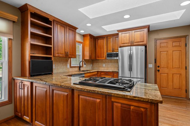 6119 Utica Ridge Road, Davenport, IA 52807