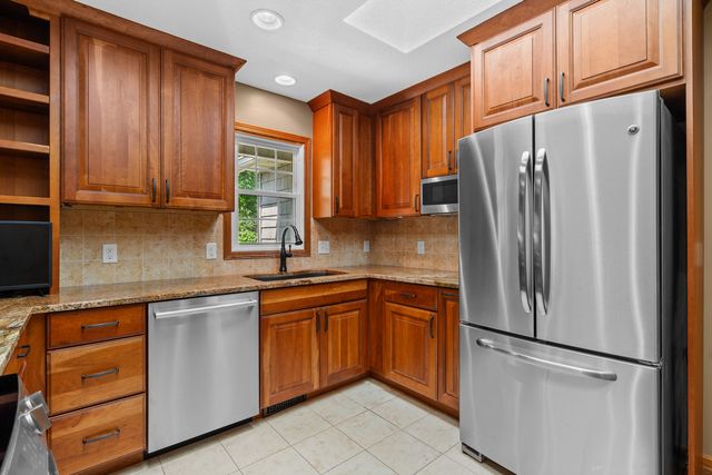 6119 Utica Ridge Road, Davenport, IA 52807