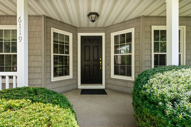 6119 Utica Ridge Road, Davenport, IA 52807