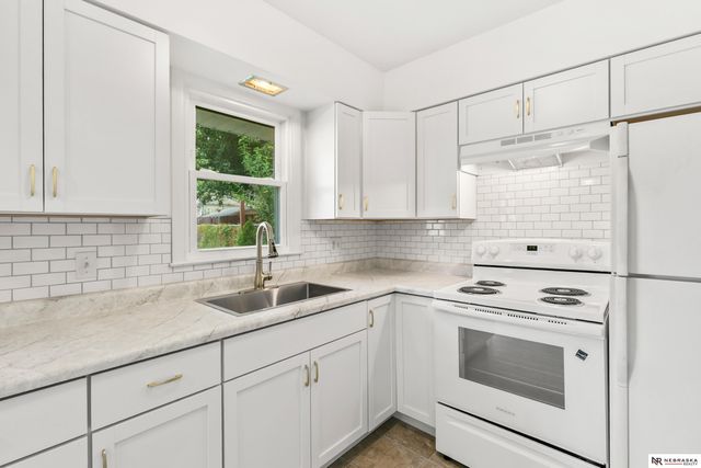 6226 Oak Street, Omaha, NE 68106