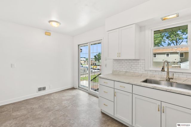 6226 Oak Street, Omaha, NE 68106