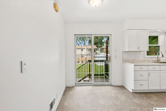 6226 Oak Street, Omaha, NE 68106