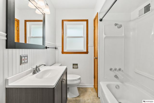 6226 Oak Street, Omaha, NE 68106