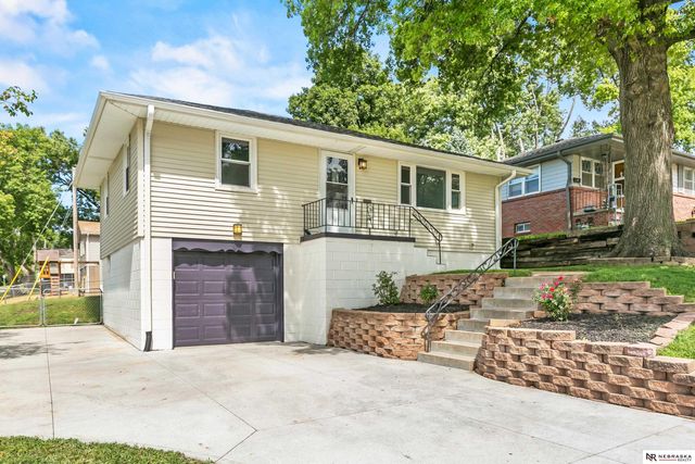 6226 Oak Street, Omaha, NE 68106