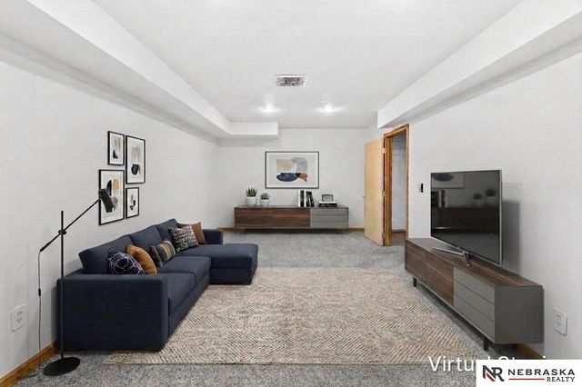 6226 Oak Street, Omaha, NE 68106
