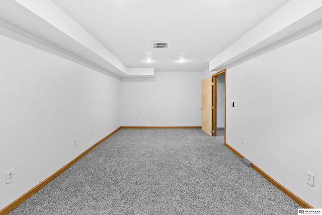 6226 Oak Street, Omaha, NE 68106