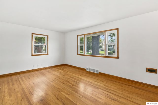 6226 Oak Street, Omaha, NE 68106