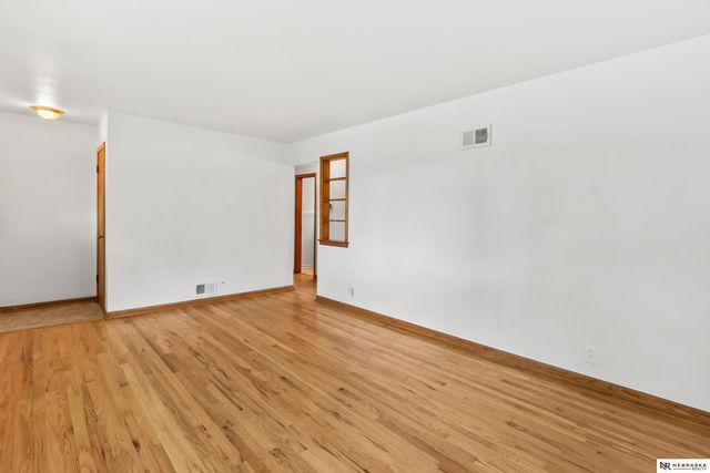 6226 Oak Street, Omaha, NE 68106