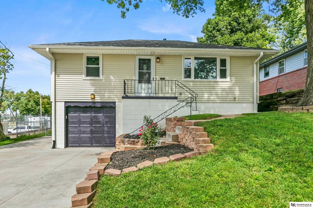 6226 Oak Street, Omaha, NE 68106