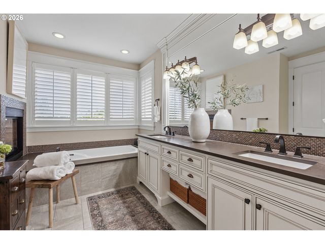 2605 LORINDA Ln, West Linn, OR 97068