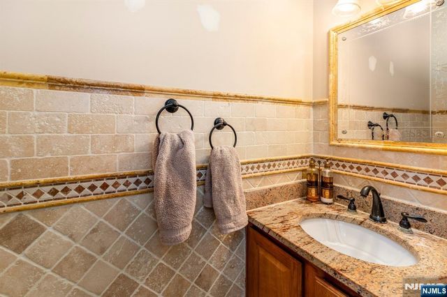 238 Park Avenue, Teaneck, NJ 07666