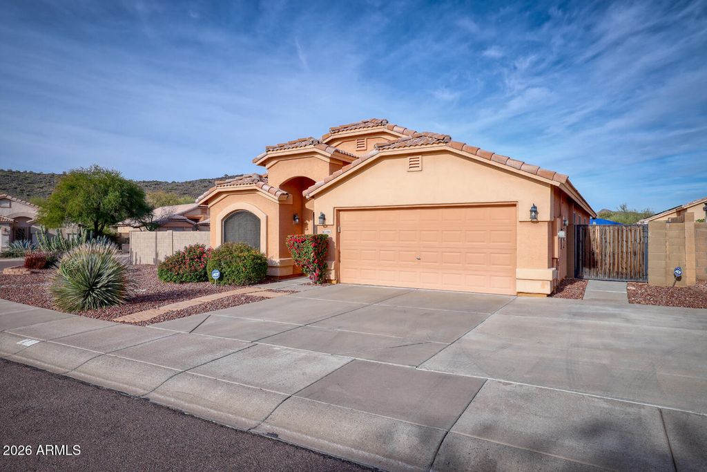 2206 E RUBY Lane, Phoenix, AZ 85024