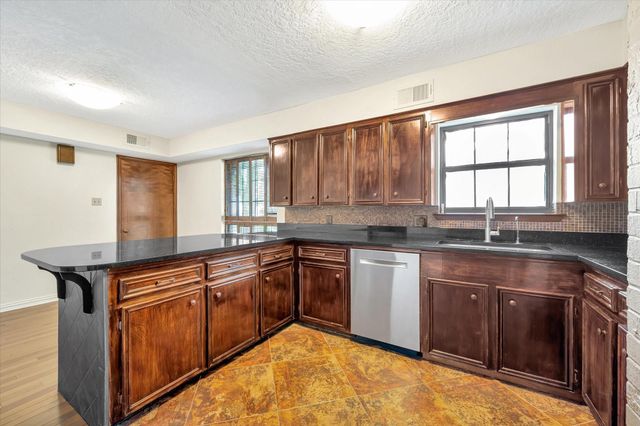 822 Devonport Lane, Seabrook, TX 77586