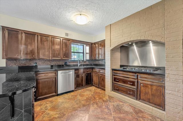 822 Devonport Lane, Seabrook, TX 77586