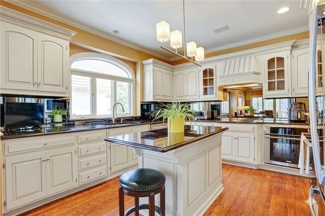 5205 W 116th Street, Leawood, KS 66211