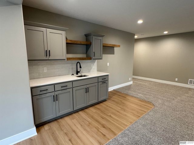 8954 Von Street, Papillion, NE 68046
