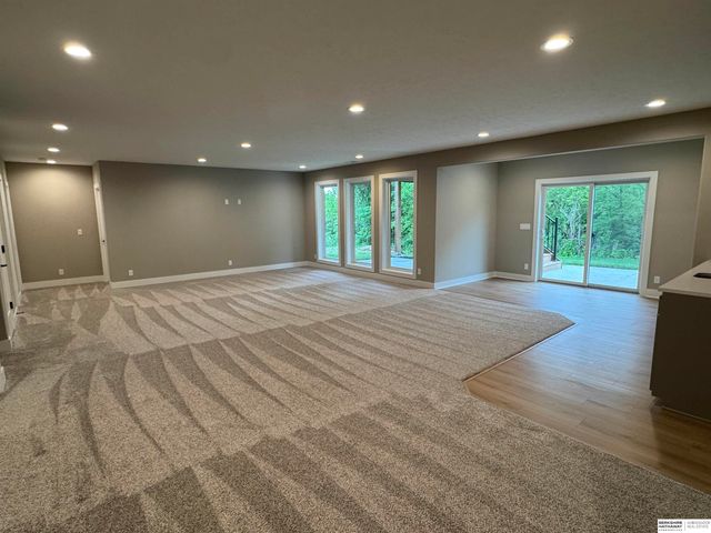 8954 Von Street, Papillion, NE 68046