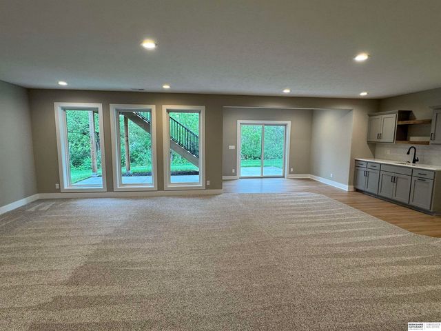 8954 Von Street, Papillion, NE 68046