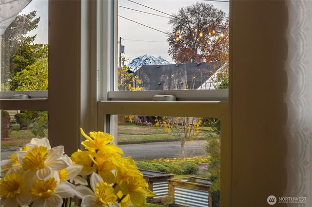 318 4th Street SW, Puyallup, WA 98371