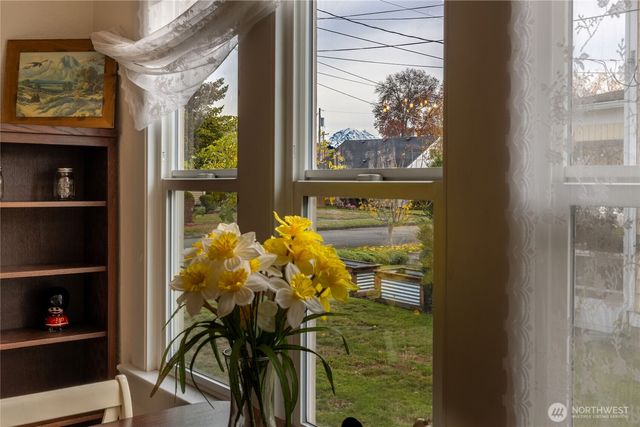 318 4th Street SW, Puyallup, WA 98371