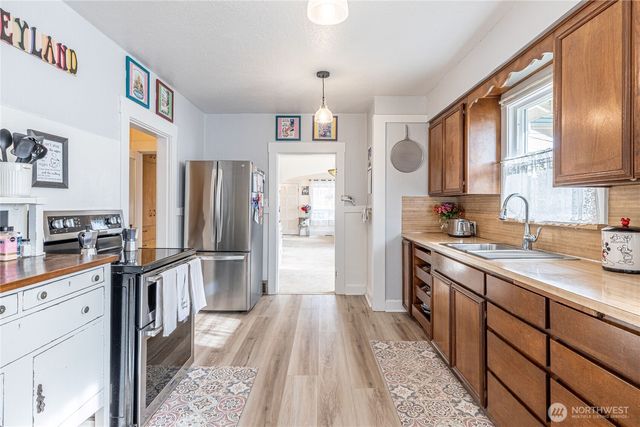 318 4th Street SW, Puyallup, WA 98371