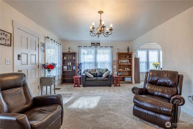 318 4th Street SW, Puyallup, WA 98371