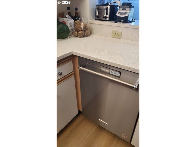 129 N HAYDEN BAY Dr BLDG F, Portland, OR 97217