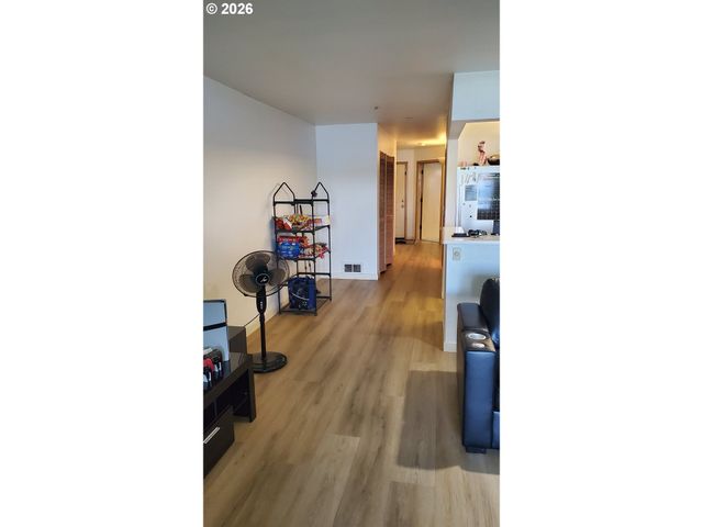 129 N HAYDEN BAY Dr BLDG F, Portland, OR 97217