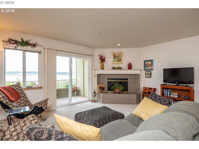 129 N HAYDEN BAY Dr BLDG F, Portland, OR 97217