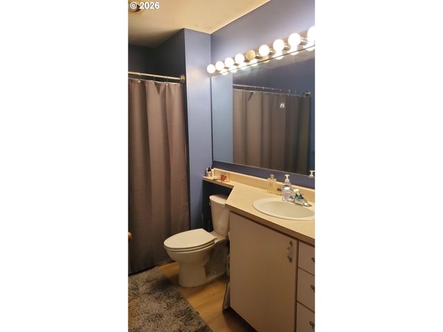 129 N HAYDEN BAY Dr BLDG F, Portland, OR 97217