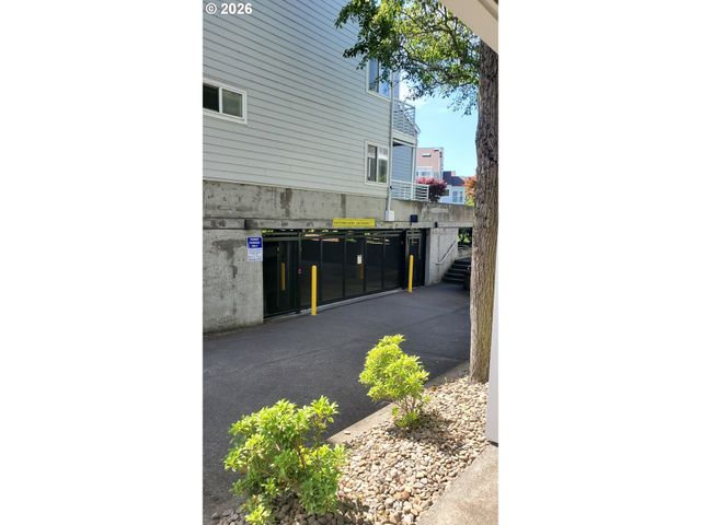 129 N HAYDEN BAY Dr BLDG F, Portland, OR 97217