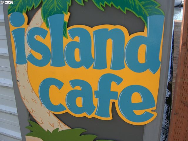 129 N HAYDEN BAY Dr BLDG F, Portland, OR 97217