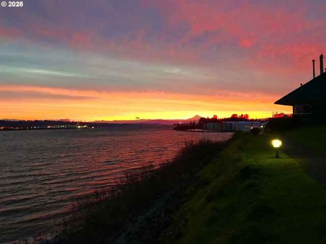 129 N HAYDEN BAY Dr BLDG F, Portland, OR 97217